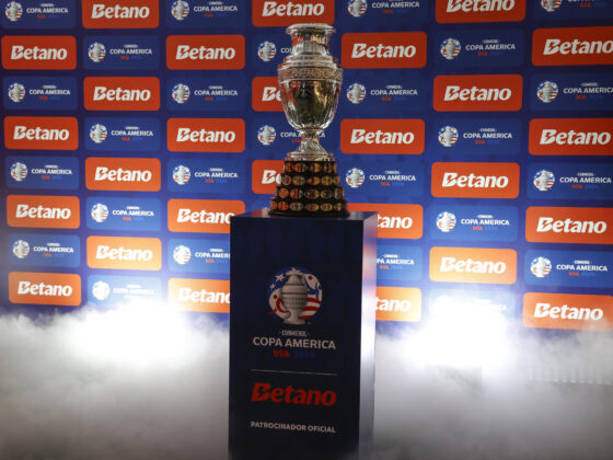 Copa América: La entrada más barata para la final cuesta 2.250 dólares Vista general del trofeo de la Copa América, en una imagen de archivo. EFE/Sebastião Moreira
