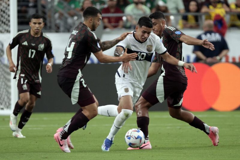 Kendry Paez de Ecuador (C) en acción durante el partido vs México del grupo B de la CONMEBOL Copa América 2024. EFE/EPA/JUAN G. MABANGLO