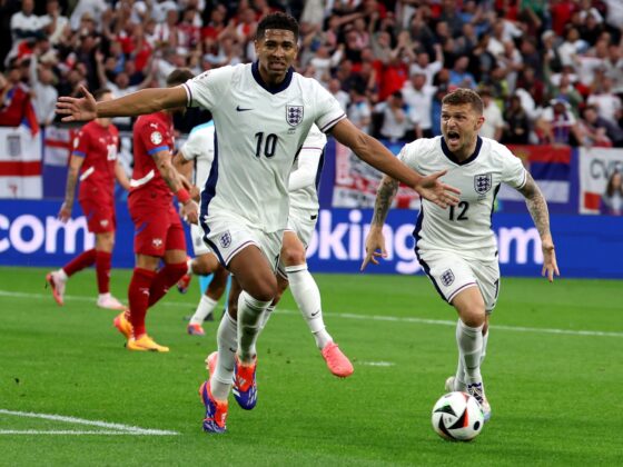Serbia 0 - 1 Inglaterra: Resultado, resumen y estadísticas Jude Bellingham of England (C) celebra el 1-0 con Kieran Trippier en Gelsenkirchen, Alemania. EFE/EPA/CHRISTOPHER NEUNDORF