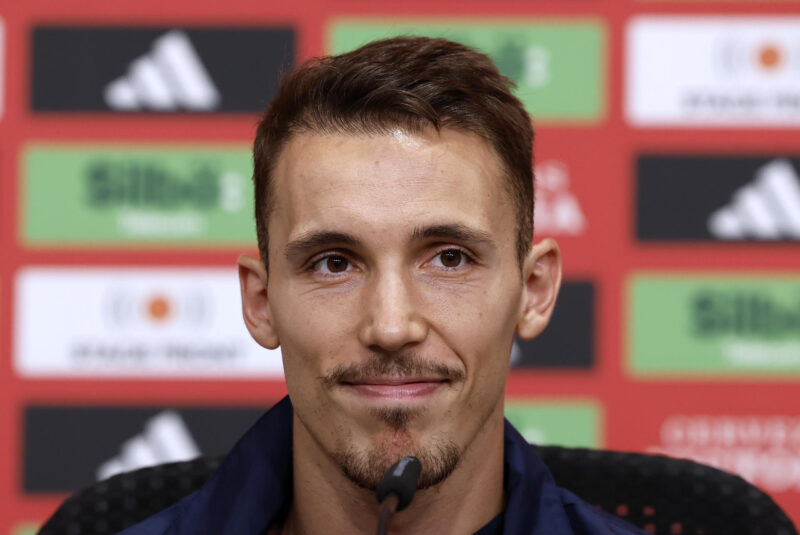 Eurocopa: Dos amigos por un puesto en la banda izquierda de España El futbolista de la selección española Alejandro Grimaldo en una rueda de prensa en el lugar de concentración del equipo en la localidad alemana de Donaueschingen. EFE/ J.J. Guillen