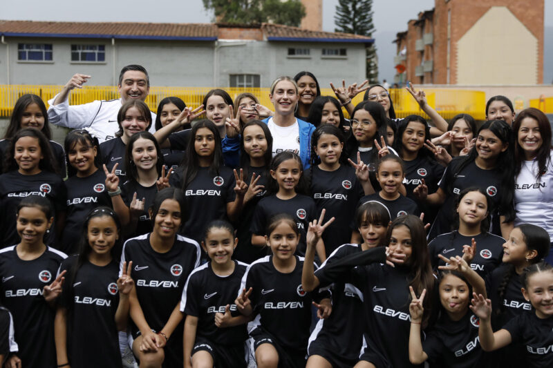 La futbolista Alexia Putellas, campeona del mundo con la selección española y doble ganadora del Balón de Oro, posa este miércoles en el municipio colombiano de Itagüí, con algunas de las jóvenes entre 6 y 18 años que serán atendidas por Eleven Academy Colombia, su proyecto de fútbol femenino dirigido para un centenar de beneficiarias en condición de vulnerabilidad. EFE/ Luis Eduardo Noriega Arboleda