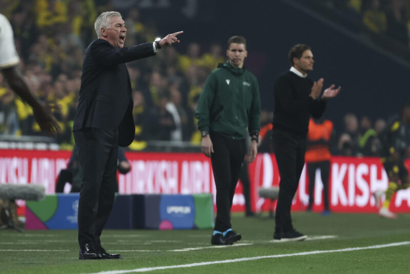 El técnico italiano del Real Madrid, Carlo Ancelotti, da instrucciones durante el encuentro correspondiente a la final de la Liga de Campeones que Real Madrid y Borussia Dortmund disputan hoy sábado en el estadio de Wembley, en Londres. EFE / Kiko Huesca.