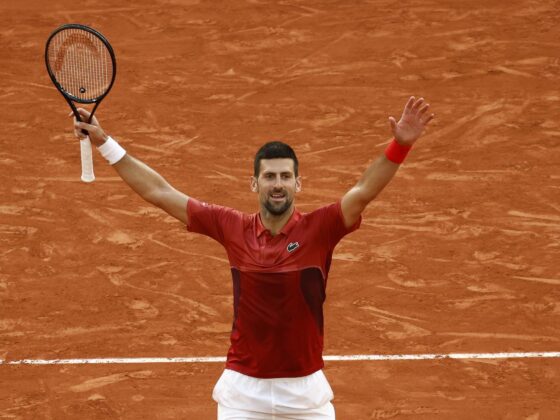 Djokovic será operado y espera estar listo para Juegos Olímpicos El serbio Novak Djokovic celebra su victoria en Roland Garros, París. EFE/EPA/YOAN VALAT