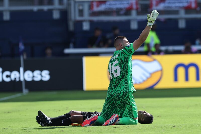 El árbitro asistente Humberto Panjoj de Guatemala (d) es atendido por el portero canadiense Maxime Crepeau (i) en la Copa América. EFE/EPA/WILLIAM PURNELL