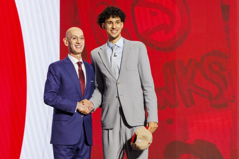 NBA busca expandirse a Europa creando una nueva competición El joven jugador francés de baloncesto y número uno del draft 2024 de la NBA, Zaccharie Risacher, estrechando la mano con el comisionado de la NBA, Adam Silver. EFE/Sarah Yenesel
