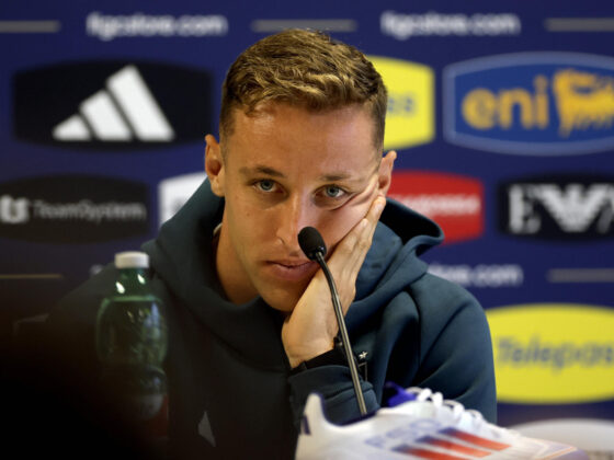 Eurocopa: Frattesi se defiende y planta cara a España El centrocampista italiano Davide Frattesi durante la rueda de prensa convocada este lunes en el lugar de concentración de la selección de Italia. EFE/ Alberto Estévez