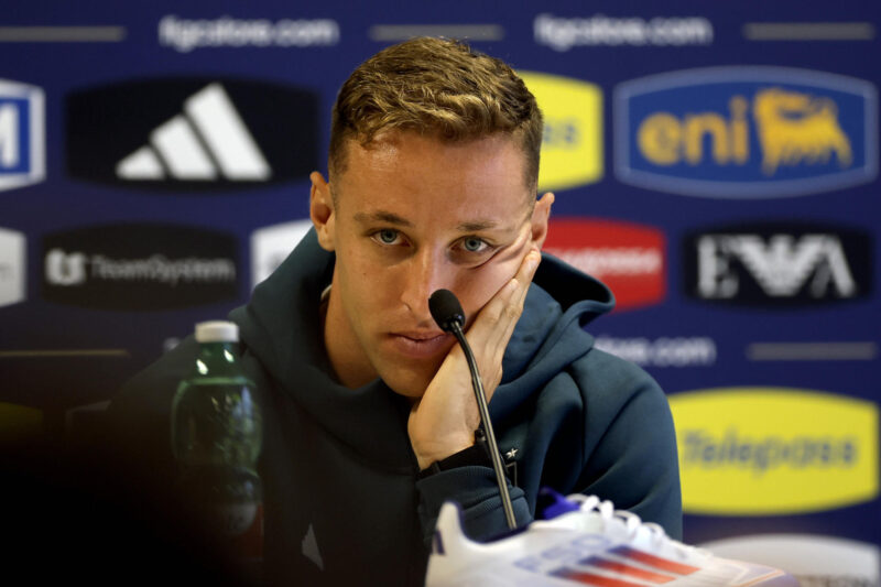 Eurocopa: Frattesi se defiende y planta cara a España El centrocampista italiano Davide Frattesi durante la rueda de prensa convocada este lunes en el lugar de concentración de la selección de Italia. EFE/ Alberto Estévez