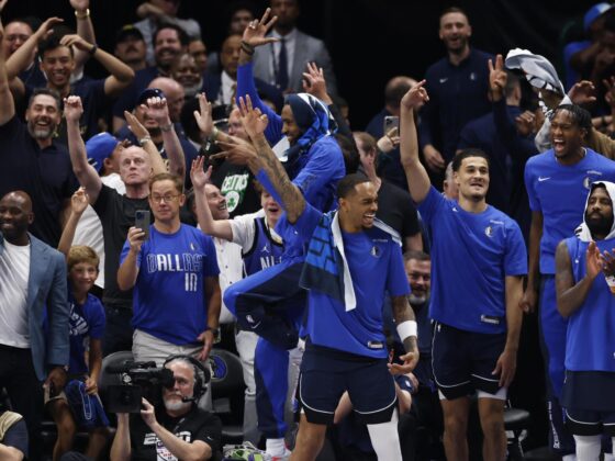 Mavericks con vida; evitan barrida de Celtics en 4 juegos Aficionados y jugadores de los Mavericks de Dallas fueron registrados este viernes, 14 de junio, al celebrar la contundente victoria de su equipo sobre los Celtics de Boston, durante el cuarto partido de las Finales de la NBA, en el coliseo American Airlines Center de Dallas (Texas, EE.UU.). EFE/Adam Davis