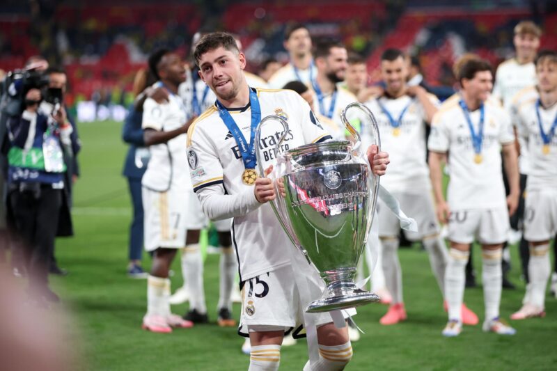 'Fede' Valverde, en búsqueda de su primer titulo de Copa América El uruguayo Federico Valverde (c), centrocampista del Real Madrid, fue registrado este sábado, 1 de junio, al levantar la Copa de la Liga de Campeones de Europa, que su club ganó por decimaquinta vez, tras derrotar por 0-2 al Borussia Dortmund en la final, en Londres (Reino Unido). EFE/Adam Vaughan