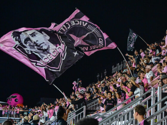 Copa América, la revolución de la MLS y el futbol en Estados Unidos Fotografía de archivo de un grupo de fanáticos de Lionel Messi del Inter Miami que muestran una bandera durante un partido de fútbol de la Major League Soccer (MLS). EFE/ Giorgio Viera