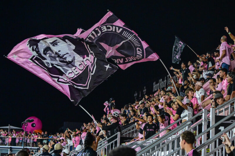 Copa América, la revolución de la MLS y el futbol en Estados Unidos Fotografía de archivo de un grupo de fanáticos de Lionel Messi del Inter Miami que muestran una bandera durante un partido de fútbol de la Major League Soccer (MLS). EFE/ Giorgio Viera