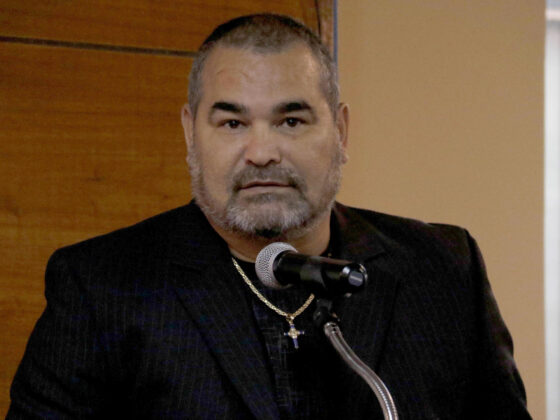 Chilavert cree que a Daniel Garnero "le queda muy grande" la selección ASU01. ASUNCIÓN (PARAGUAY), 23/02/2017. El exarquero internacional paraguayo José Luis Chilavert, habla luego de recibir su placa de ciudadano ilustre de la capital paraguaya hoy, jueves 23 de febrero de 2017, durante un acto en la sede de la municipalidad de Asunción (Paraguay). El histórico portero paraguayo, José Luis Chilavert, fue nombrado ciudadano ilustre de Asunción por su trayectoria deportiva durante 25 años bajo el arco, aunque mucha de su fama se debe a haber sido el segundo arquero más goleador de la historia del balompié, con 62 tantos. EFE/Andrés Cristaldo Benítez
