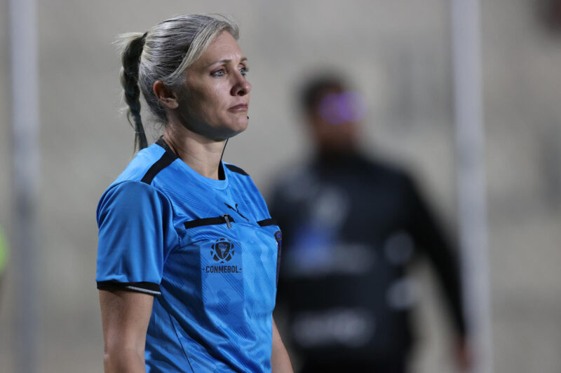 Imagen de archivo de la jueza de línea brasileña Neuza Back en un partido de la fase de grupos de la Copa Sudamericana. EFE/ Luis Gandarillas