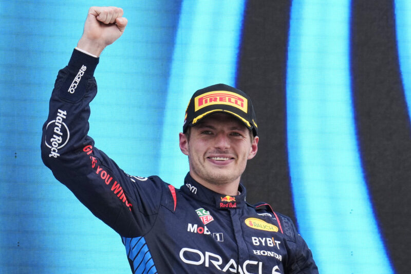 El triple campeón del mundo neerlandés Max Verstappen (Red Bull) líder del Mundial de Fórmula Uno, celebra su victoria en el Gran Premio de España, el décimo del año, en el circuito de Montmeló, en Barcelona. EFE/ Alejandro Garcia