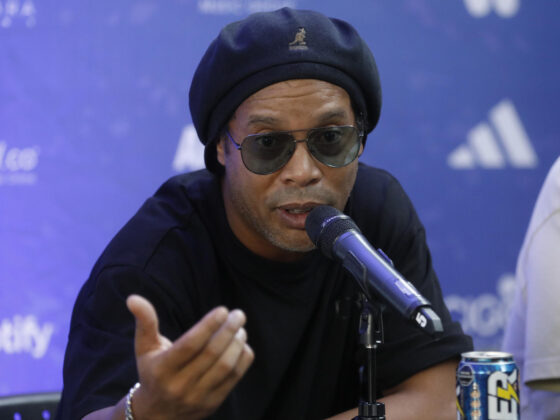 Ronaldinho sobre Brasil: "Falta garra, falta entrega, falta todo" Fotografía de archivo, tomada el pasado 15 de mayo, en la que se registró al legendario exfutbolista brasileño Ronaldinho Gaúcho, durante una rueda de prensa, en Guarne (Colombia). EFE/Luis Noriega