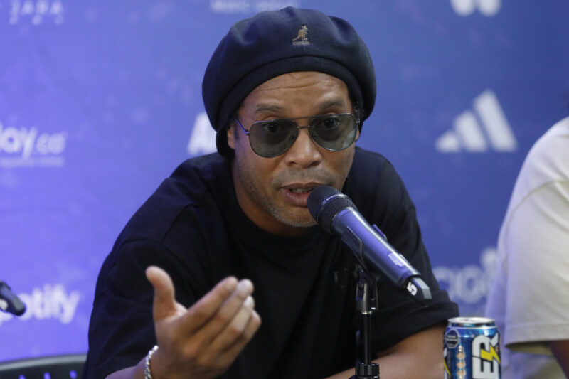 Ronaldinho sobre Brasil: "Falta garra, falta entrega, falta todo" Fotografía de archivo, tomada el pasado 15 de mayo, en la que se registró al legendario exfutbolista brasileño Ronaldinho Gaúcho, durante una rueda de prensa, en Guarne (Colombia). EFE/Luis Noriega