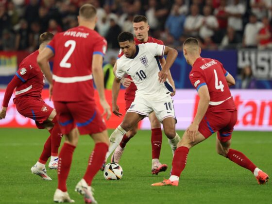 Inglaterra 0 - 0 Eslovenia: Resultado, resumen y estadísticas Jude Bellingham of England (C) entre varios serbios en Gelsenkirchen, Alemania. EFE/EPA/FRIEDEMANN VOGEL