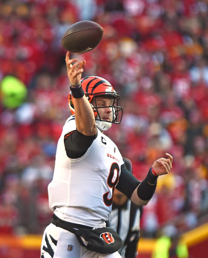 Fotografía de archivo en la que se registró al mariscal de los Bengals de Cincinnati, Joe Burrow, durante un partido de la NFL, en el estadio Arrowhead de Kansas City (Misuri, EE.UU.). EFE/Dave Kaup
