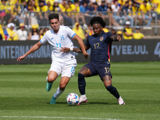 ¡Ecuador venció a Honduras y llegará con buena racha ante México! Jhow Benavídez (i) de Honduras disputa el balón con Ángelo Preciado de Ecuador durante un partido amistoso. EFE/Joe Buglewicz