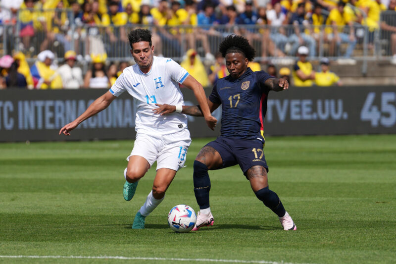 ¡Ecuador venció a Honduras y llegará con buena racha ante México! Jhow Benavídez (i) de Honduras disputa el balón con Ángelo Preciado de Ecuador durante un partido amistoso. EFE/Joe Buglewicz