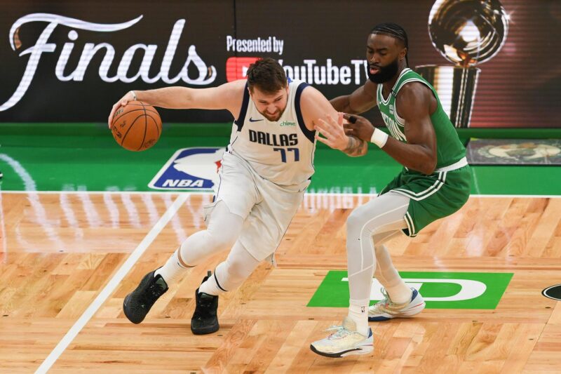El guardia de los Dallas Mavericks Luka Doncic (i) durante la primera mitad del quinto juego de las finales de la NBA. EFE/EPA/AMANDA SABGA