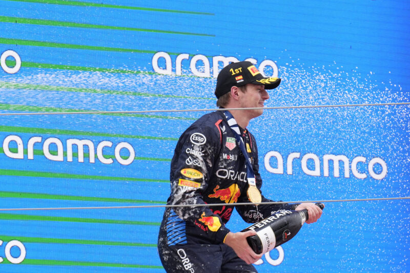 El triple campeón del mundo neerlandés Max Verstappen (Red Bull) líder del Mundial de Fórmula Uno, celebra su victoria en el Gran Premio de España, el décimo del año, en el circuito de Montmeló, en Barcelona. EFE/ Alejandro Garcia