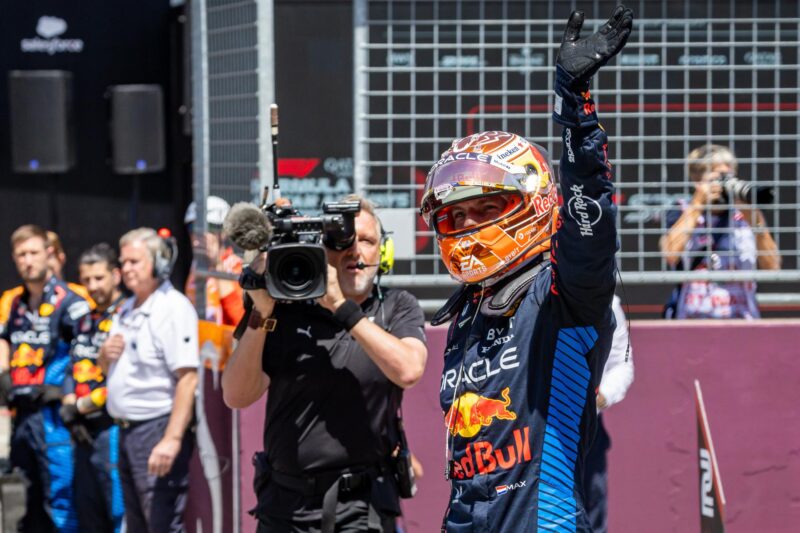 El piloto de Red Bull Racing Max Verstappen celebra después de ganar la carrera sprint antes del Gran Premio de Austria de Fórmula Uno, en Spielberg, Austria. EFE/EPA/MARTÍN DIVISEK