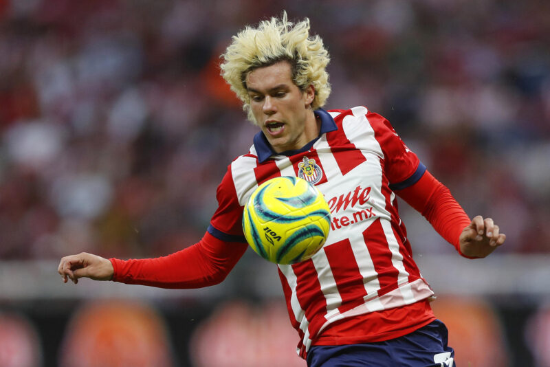 Cade Cowell del Guadalajara controla un balón ante Juárez durante un partido de la jornada 6 del torneo clausura 2024 de la Liga MX, en el estadio Akron en la ciudad de Guadalajara, Jalisco (México). Fotografía de archivo. EFE/ Francisco Guasco