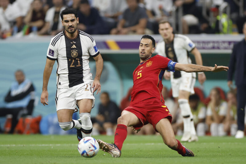 Sergio Busquets (d) de España disputa un balón con İlkay Gündogan de Alemania hoy, en un partido de la fase de grupos del Mundial de Fútbol Qatar 2022 entre España y Alemania en el estadio Al Bait en Al Khor (Catar). EFE/ Alberto Estevez