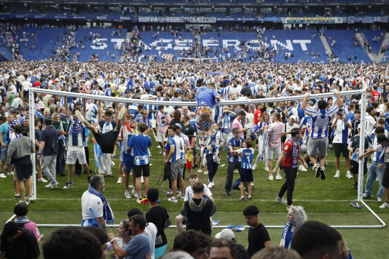 Las 11 sedes españolas del Mundial 2030, ¡Descubrelas Aquí! Los jugadores del Espanyol celebran el 2-0 ante el Oviedo durante el partido de vuelta de la final por el ascenso a LaLiga EA Sports, este domingo en el Stage Front Stadium de Cornellà de Llobregat (Barcelona). EFE/ Toni Albir