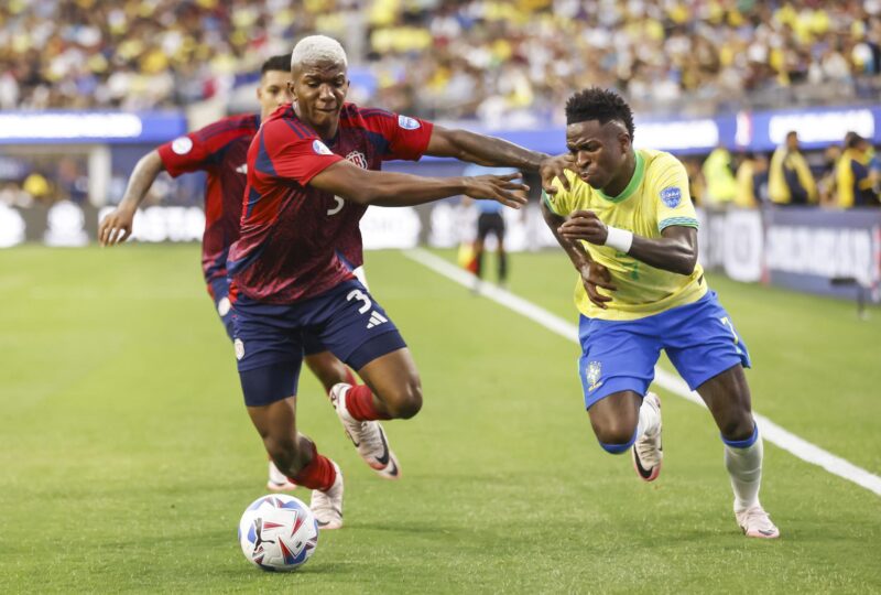 El delantero brasileño Vinicius Junior (d) y el defensor costarricense Jeyland Mitchell (L) luchan por la posición durante la segunda mitad del partido de fútbol del grupo D de la CONMEBOL Copa América 2024 entre Brasil y Costa Rica, en Inglewood, California, EE.UU. EFE/EPA/CAROLINE BREHMAN
