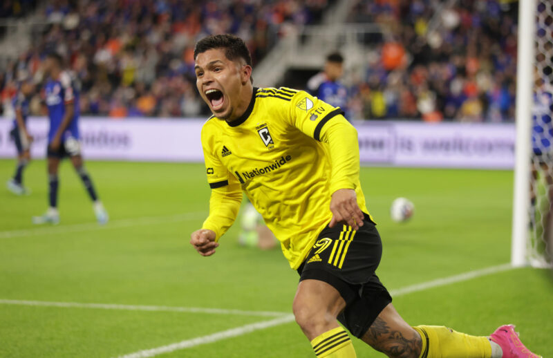 Fotografía de archivo en la que se registró una de las celebraciones del atacante colombiano Juan Camilo 'Cucho' Hernández con el club estadounidense de fútbol Columbus Crew, durante un partido de la MLS, en el TQL Stadium de Cincinnati (Ohio, EE.UU.). EFE/Mark Lyons