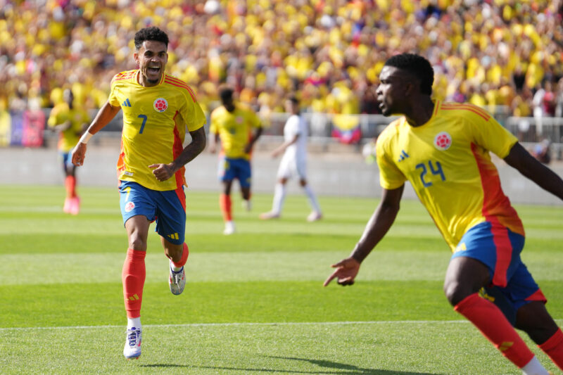 Luis Díaz (i) y Jhon Córdoba (d) de Colombia celebran un gol ante Bolivia en un partido amistoso internacional en el estadio Rentschler Field en East Heatford (EEUU). EFE/Joe Buglewicz