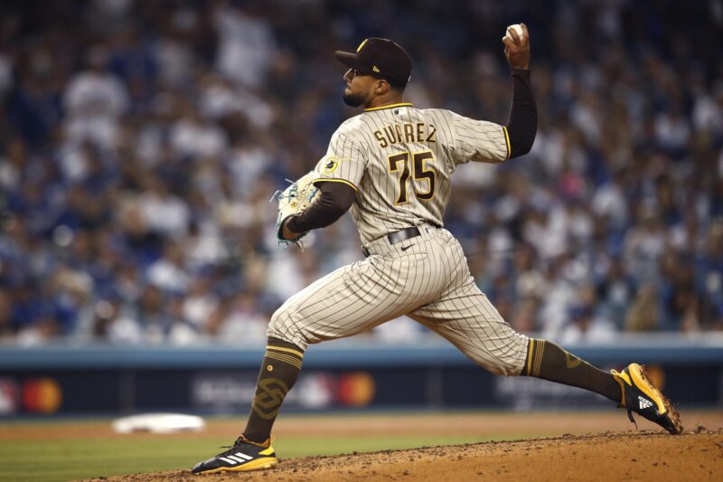Fotografía de archivo en la que se registró al venezolano Robert Suárez, lanzador de los Padres de San Diego, durante un partido de la MLB, en el Dodger Stadium de Los Ángeles (California, EE.UU.). Suárez fue elegido como el relevista del mes de mayo en la Liga Nacional. EFE/Caroline Brehman