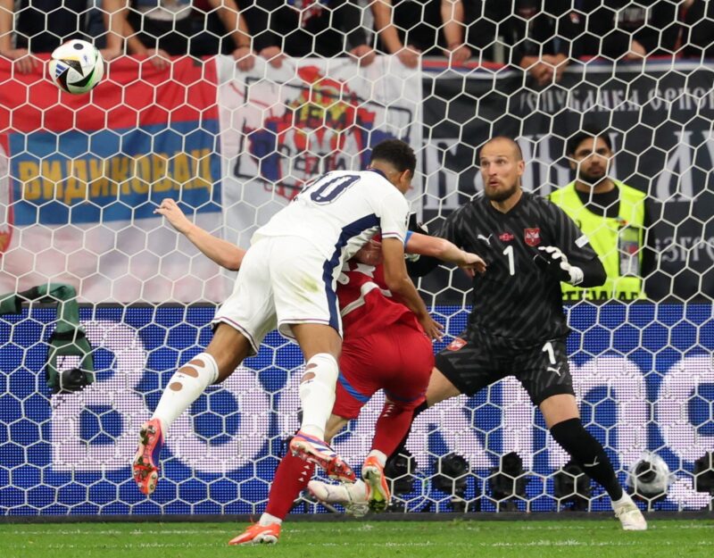 Jude Bellingham of England (C) marca el 1-0 en Gelsenkirchen, Alemania. EFE/EPA/FRIEDEMANN VOGEL