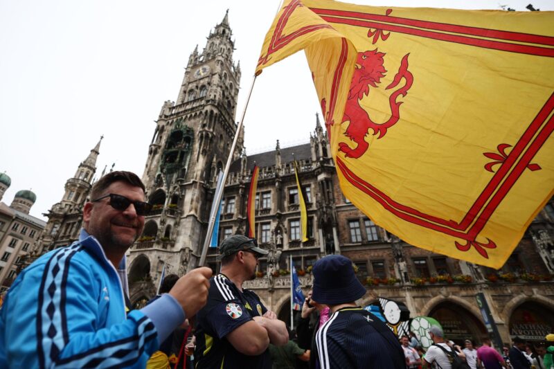 EURO 2024: Evacuan 'Fan Zone' en Berlín por un objeto sospechoso Seguidores escoceses en Munich recorren la ciudad a la espera del partido inaugural de la Eurocopa 2024. EFE/EPA/ANNA SZILAGYI