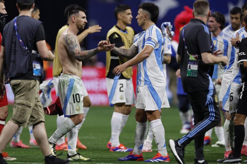 Lionel Messi (3i), capitán de Argentina, fue registrado este jueves, 20 de junio, al saludar a su compañero Lisandro Martínez (c-d), al final del primer partido de la Copa América 2024, en el que la Albiceleste se impuso 2-0 a Canadá, en el estadio Mercedes Benz de Atlanta (Georgia, EE.UU.). EFE/Erik S. Lesser