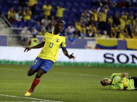 'Superman' Valencia conduce cómoda victoria de Ecuador sobre Bolivia Imagen de archivo del delantero Enner 'Supermán' Valencia, figura del triunfo de la selección de Ecuador sobre la de Bolivia en Filadelfia. EFE/Jason Szenes.