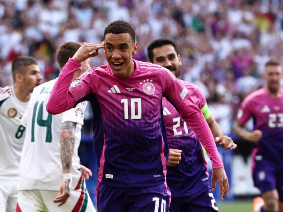 Alemania derrota a Hungría y se clasifica a octavos de EURO 2024 El delantero de la selección de Alemania Jamal Musiala celebra tras marcar el primer gol en el partido de la Eurocopa disputado entre Alemania y Hungría este miércoles en Stuttgart, Alemania. EFE/ANNA SZILAGYI