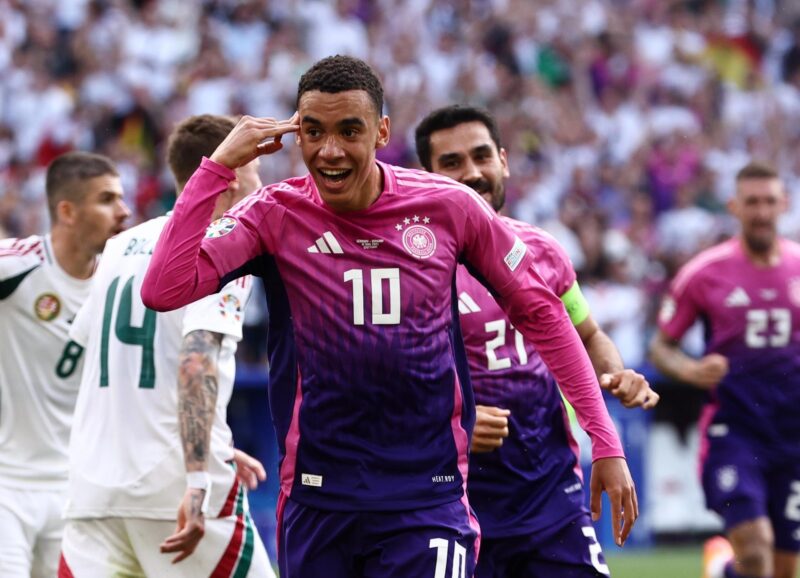 Alemania derrota a Hungría y se clasifica a octavos de EURO 2024 El delantero de la selección de Alemania Jamal Musiala celebra tras marcar el primer gol en el partido de la Eurocopa disputado entre Alemania y Hungría este miércoles en Stuttgart, Alemania. EFE/ANNA SZILAGYI