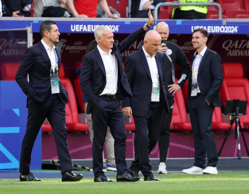 Didier Deschamps seguirá al frente de la selección francesa El cuerpo técnico de Francia con Didier Deschamps (2I) a la caneza antes del partido Austria-Francia en Dusseldorf, Alemania. EFE/EPA/CHRISTOPHER NEUNDORF