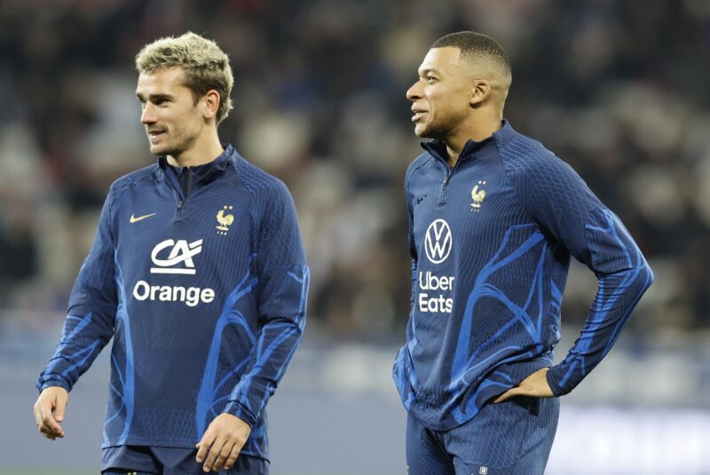 Euro 2024: ¿Por quiénes apostar para los octavos de final? Los franceses Kylian Mbappe (d) y Antoine Griezmannen foto de archivo de/SEBASTIEN NOGIER. EFE/EPA