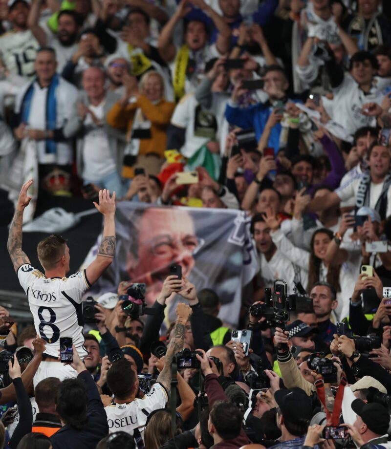 El alemán Toni Kroos, centrocampista del Real Madrid, celebra el título de Liga de Campeones que ganó su equipo frente al Borussia Dortmund. EFE/EPA/ANDY RAIN