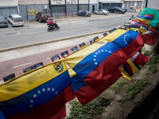 Enderson Germán Santos conquista el oro en Paralímpicos París 2024 Fotografía de un puesto de venta de banderas de Venezuela en Caracas (Venezuela). EFE/ Miguel Gutierrez