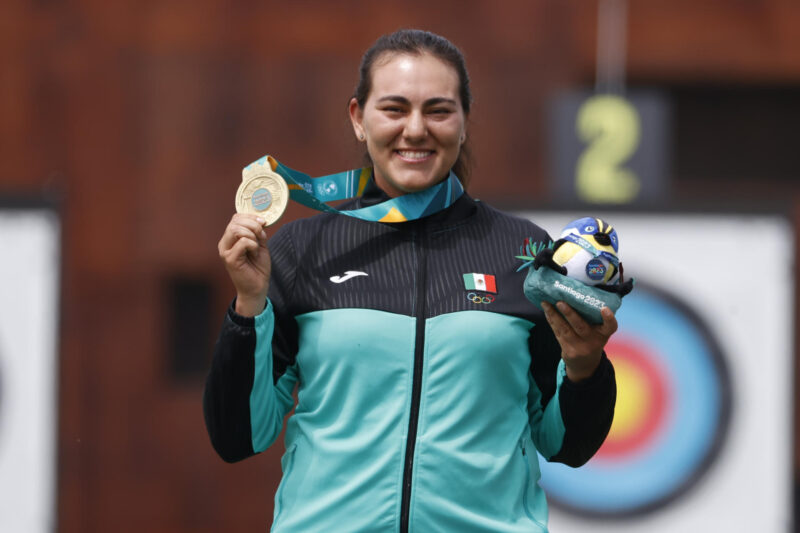 CONADE respondió a crítica de Alejandra Valencia y reveló su salario Alejandra Valencia de México posa con la medalla de oro en arco recurvo individual de tiro con arco durante los Juegos Panamericanos 2023 en Santiago (Chile). Imagen de archivo. EFE/ Elvis González