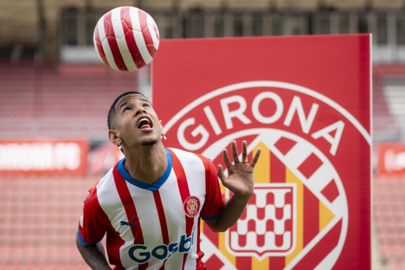 LaLiga prepara serie documental junto con Netflix para la 2024-2025 Fotografía de archivo, tomada en julio de 2023, en la que se registró al joven delantero brasileño Sávio Moreira de Oliverisa 'Savinho', durante su presentación como refuerzo del club español Girona. EFE/David Borrat.