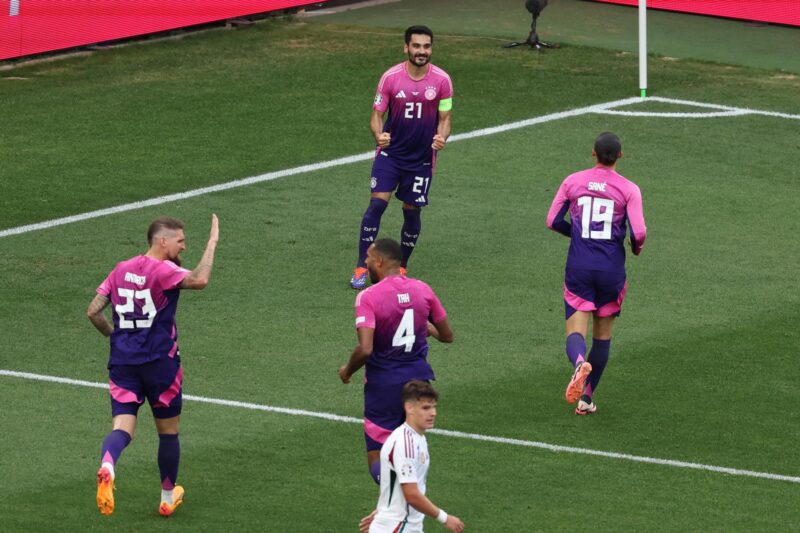 Alemania derrota a Hungría y se clasifica a octavos de EURO 2024 El jugador alemán Ilkay Gundogan (c) celebra el 2-0 con su compañeros durante el partido del grupo A que han jugado Alemania y Hungría en Stuttgart, Alemania. EFE/EPA/MOHAMED MESSARA