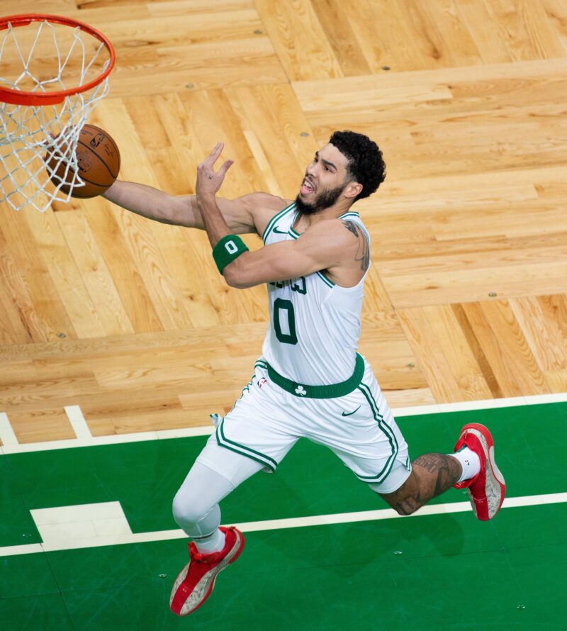 Imagen de archivo del jugador referente de Boston Celtics, Jayson Tatum, quien este miércoles, a un día del comienzo de las Finales de la NBA, se refirió a la presión particular que significa jugar en casa. EFE/CJ Gunther