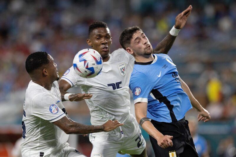 Eric Davis (i), Roderick Miller (C) y Federico Valverde durante un partido del de la Copa América 2024. EFE/EPA/CRISTÓBAL HERRERA-ULASHKEVICH