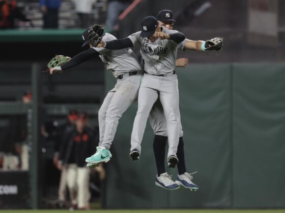 ALDS: Yankees vs Royals y Guardians vs Tigers, ¿dónde ver el juego 2? Imagen tomada el 2 de junio pasado a jugadores de los Yankees de Nueva York en la celebración de un triunfo en jornada de Grandes Ligas, gesto que se repitió este martes en casa al doblegar por 5-1 a los Mellizos de Minnesota. EFE/John G. Mabanglo.
